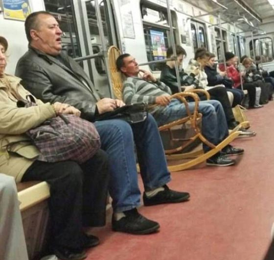 تصرفات غريبة ومضحكة لأشخاص حاولوا الحصول على الراحة.. صور صورة رقم 19