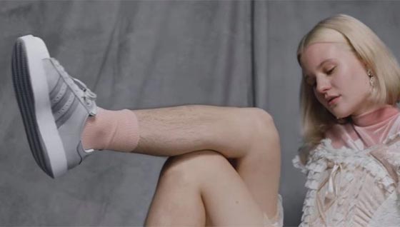 عارضة أزياء ظهرت بسيقان مشعرة كالرجال فهددوها بالاغتصاب! فيديو صورة رقم 2