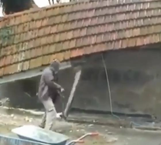 فيديو طريف.. غباء رجل تسبب في هدم منزله بالكامل! صورة رقم 2