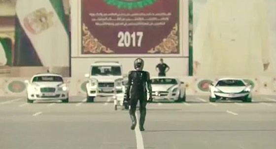 الشرطي الطائر في شوارع دبي.. فيديو صورة رقم 7