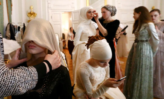 ابنة الرئيس الشيشاني مجموعة أزيائها الجديدة في موسكو صورة رقم 8