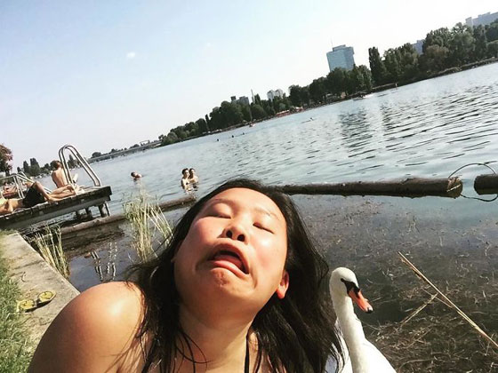صور طريفة لسيدة تسخر من معايير اختيار الصور على مواقع التواصل الإجتماعي صورة رقم 3