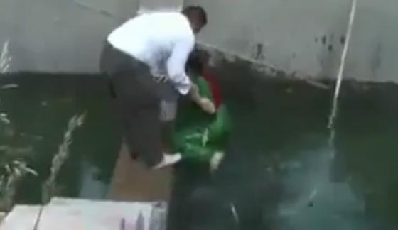 موقف محرج لمذيعة كردية عند سقوطها في حوض مياه! فيديو صورة رقم 4
