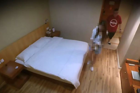 صورة رقم 2 - عرضت عذري َتها للبيع مقابل آيفون 8 فتلقت درساً لن تنساه أبداً.. فيديو صورة رقم 2 - عرضت عذري َتها للبيع مقابل آيفون 8 فتلقت درساً لن تنساه أبداً.. فيديو