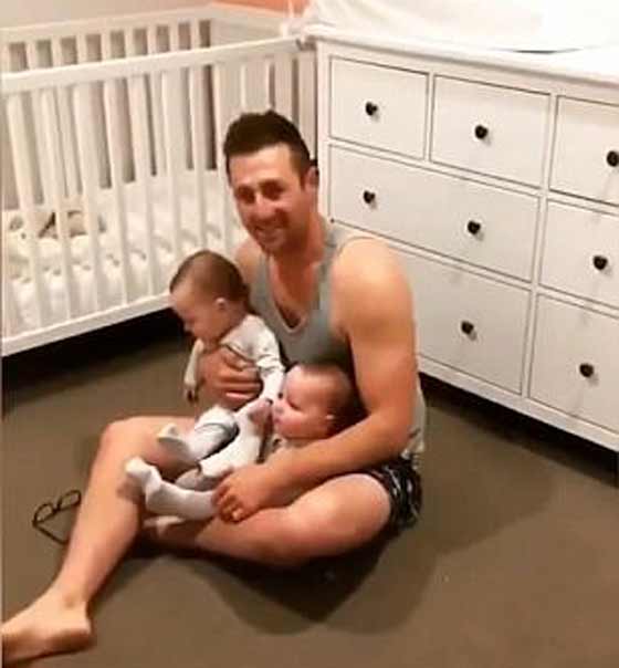 فيديو طريف.. معاناة أب يعد ابنتيه التوأم للنوم صورة رقم 2