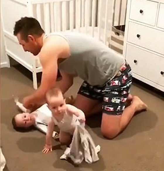 فيديو طريف.. معاناة أب يعد ابنتيه التوأم للنوم صورة رقم 3