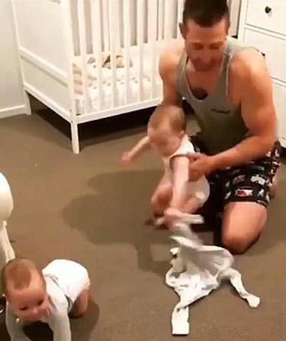 فيديو طريف.. معاناة أب يعد ابنتيه التوأم للنوم صورة رقم 4