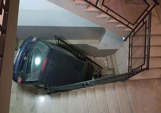 صور طريفة: اغرب حوادث السيارات في العالم صورة رقم 20