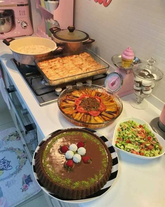 بالصور.. امرأة تركية تبدع في تقديم الطعام بنظام وترتيب بطريقة مذهلة صورة رقم 2