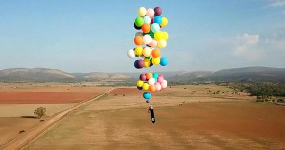 فيديو مدهش.. مغامر يحلق في السماء باستخدام مئات البالونات الملونة صورة رقم 1 فيديو مدهش.. مغامر يحلق في السماء باستخدام مئات البالونات الملونة صورة رقم 1