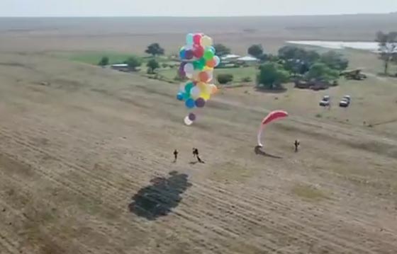 فيديو مدهش.. مغامر يحلق في السماء باستخدام مئات البالونات الملونة صورة رقم 2 فيديو مدهش.. مغامر يحلق في السماء باستخدام مئات البالونات الملونة صورة رقم 2