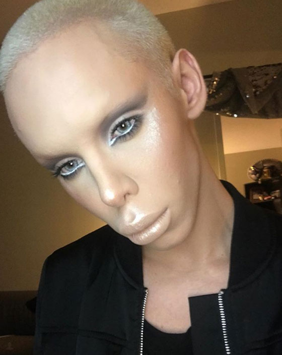 جنون عمليات التجميل.. شاب ينفق الاف الدولارات ليتحول لكائن فضائي  صورة رقم 15