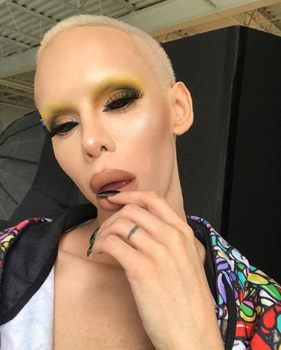 جنون عمليات التجميل.. شاب ينفق الاف الدولارات ليتحول لكائن فضائي  صورة رقم 17