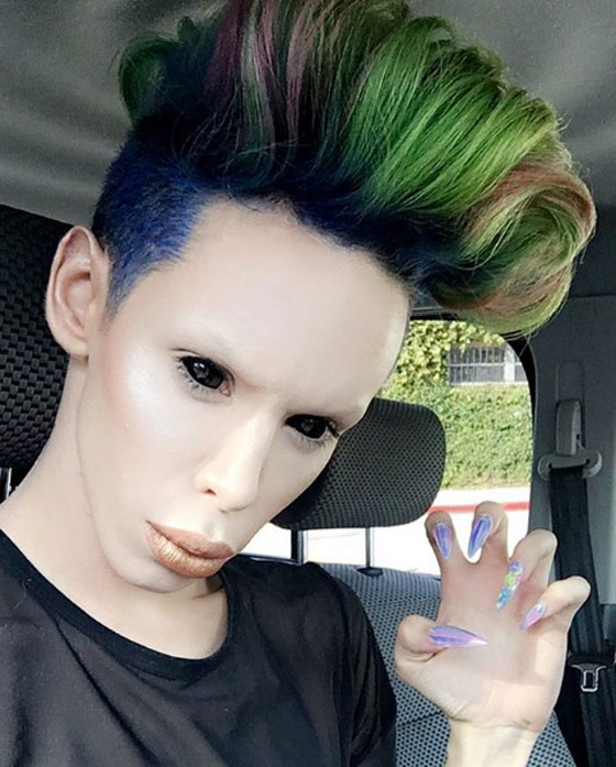 جنون عمليات التجميل.. شاب ينفق الاف الدولارات ليتحول لكائن فضائي  صورة رقم 21