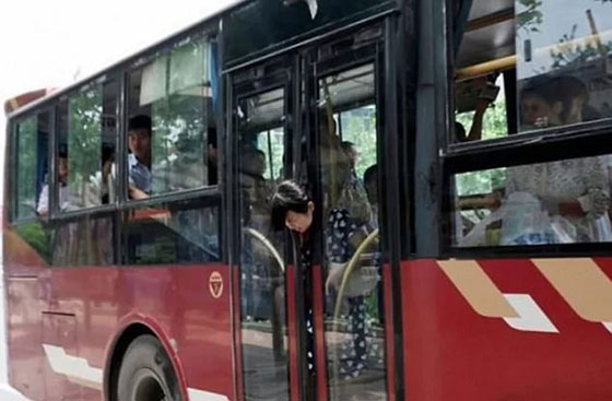 صور طريفة.. مواقف كارثية محرجة جدا لكنها  تثير الضحك  صورة رقم 3