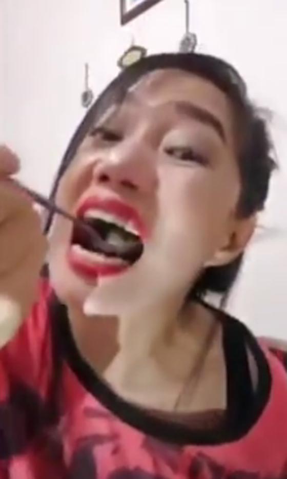 تحدي أحمر الشفاه يغزو مواقع التواصل الإجتماعي.. فيديو صورة رقم 2