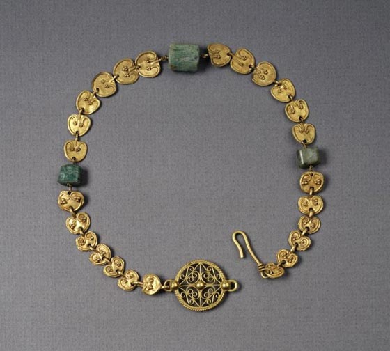 بالصور.. حضارات وثقافات لها حليها ومجوهراتها الخاصة صورة رقم 5 بالصور.. حضارات وثقافات لها حليها ومجوهراتها الخاصة صورة رقم 5