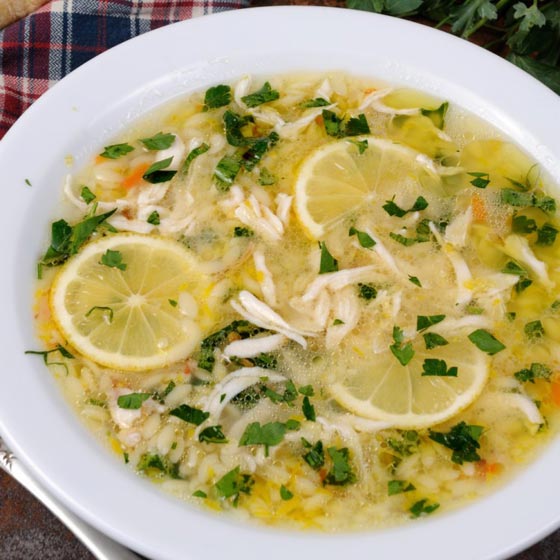 طبق شتوي مميز.. شوربة الدجاج بالليمون صورة رقم 1