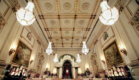  بالصور.. جولة داخل المقر الرسمي لملوك بريطانيا في لندن صورة رقم 2