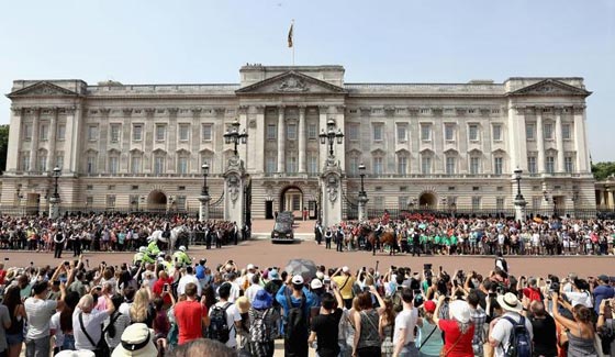  بالصور.. جولة داخل المقر الرسمي لملوك بريطانيا في لندن صورة رقم 1