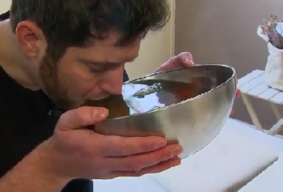 بالفيديو.. ألماني يشرب 20 لتر مياه يوميًا ليبقى على قيد الحياة صورة رقم 2