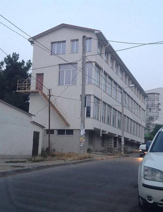 بالصور.. أغرب الأخطاء الهندسية والتصميمات المعمارية المثيرة للسخرية  صورة رقم 6