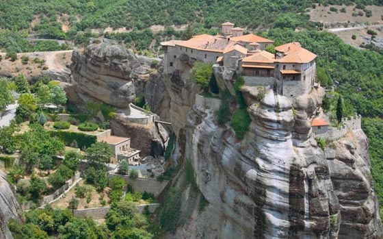 صور مدهشة.. مدن بُنيت فوق قمم الجبال صورة رقم 1