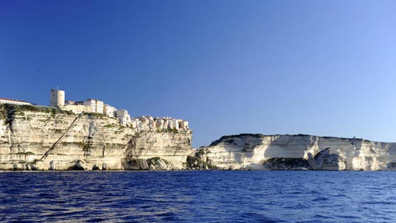 صور مدهشة.. مدن بُنيت فوق قمم الجبال صورة رقم 3