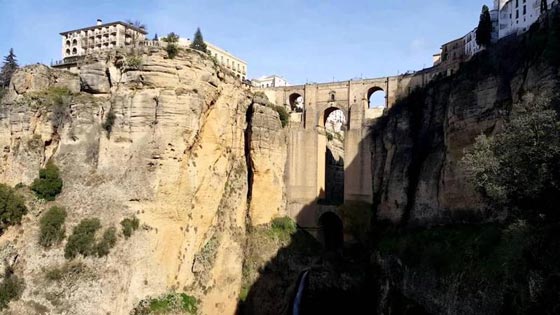 صور مدهشة.. مدن بُنيت فوق قمم الجبال صورة رقم 5