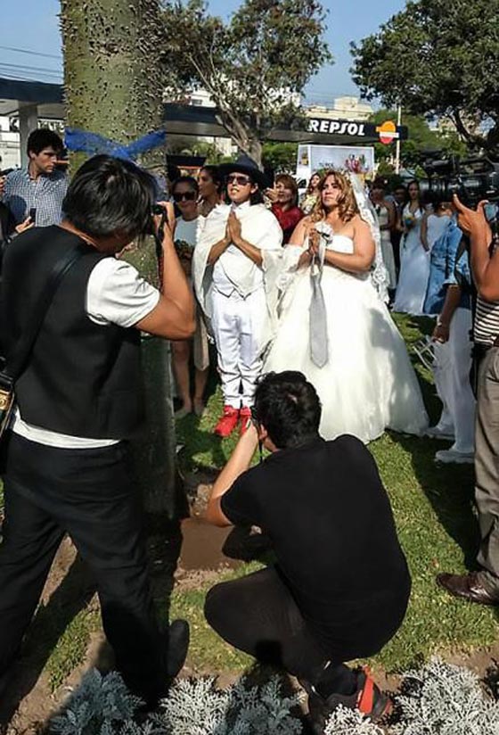 فتيات يتزوجن في حفل زفاف جماعي والعريس شجرة.. فيديو صورة رقم 4