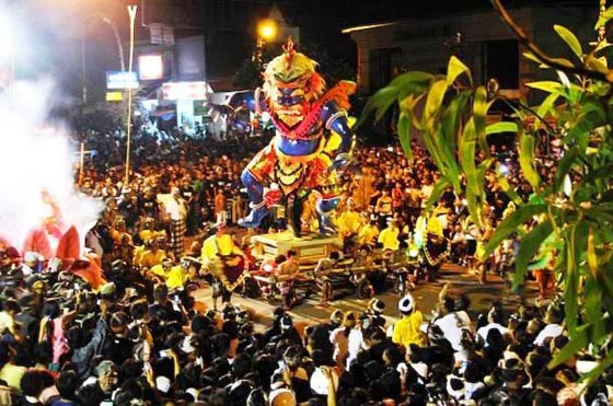  صور أغرب وأخطر الأعياد في العالم: عيد الصمت، الحشرات وضرب الجيران! صورة رقم 2