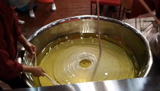 بالفيديو...أطول حبل معكرونة في العالم صنعته شركة طعام صينية  صورة رقم 2