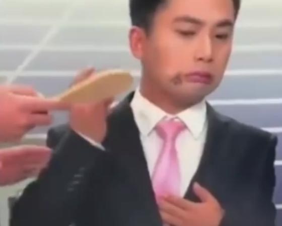 نحلة تتسبب في رعب مذيع صيني على الهواء.. فيديو صورة رقم 1