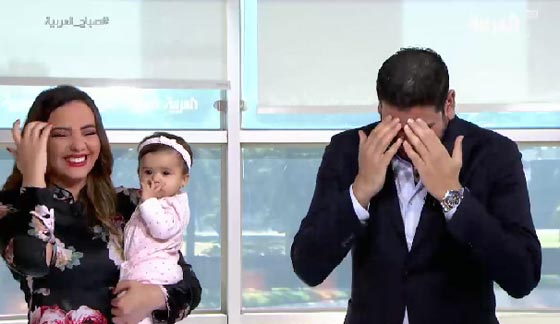 فيديو طريف: مذيعة  في موجة ضحك هستيرية على حطأ زميلها المذيع صورة رقم 3