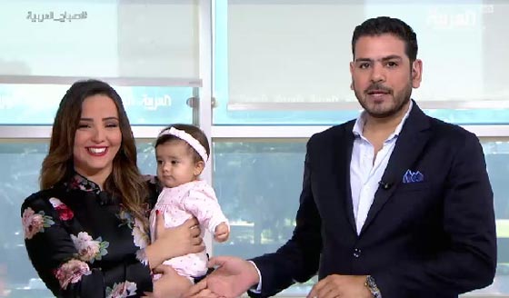 فيديو طريف: مذيعة  في موجة ضحك هستيرية على حطأ زميلها المذيع صورة رقم 1