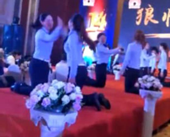 فيديو.. شركة تجميل تحتفل بذكرى تأسيسها بصفع الموظفات! صورة رقم 1