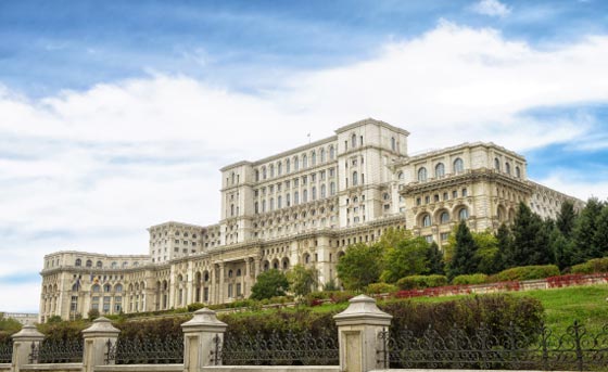 صور 6 مبانٍ غريبة خلَّدت ذكر طغاتها صورة رقم 1