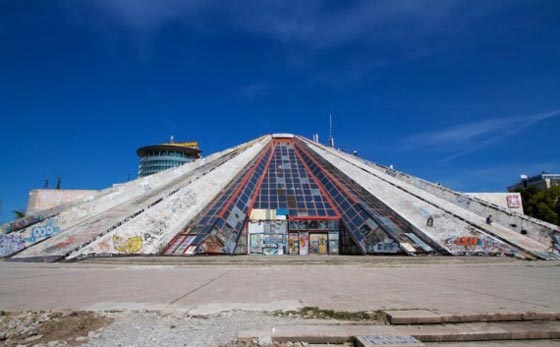 صور 6 مبانٍ غريبة خلَّدت ذكر طغاتها صورة رقم 2