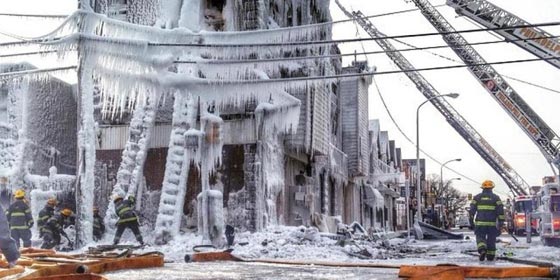 بالصور.. مشاهد غريبة لا تحدث الا في فصل الشتاء  صورة رقم 3