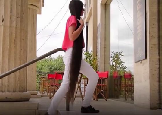 فتاة أرجنتينية تحقق رقما قياسيا بأطول شعر في العالم.. فيديو صورة رقم 3