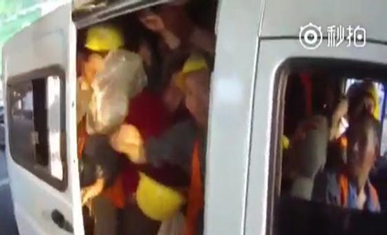 فيديو طريف.. سيارة 6 ركاب تقل 40 عاملا في الصين صورة رقم 2 فيديو طريف.. سيارة 6 ركاب تقل 40 عاملا في الصين صورة رقم 2