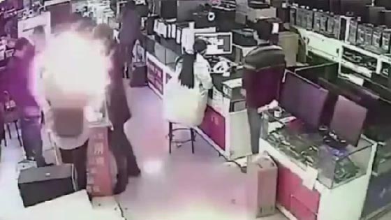 فيديو صادم.. عض بطارية الهاتف النقال فانفجرت على الفور صورة رقم 2