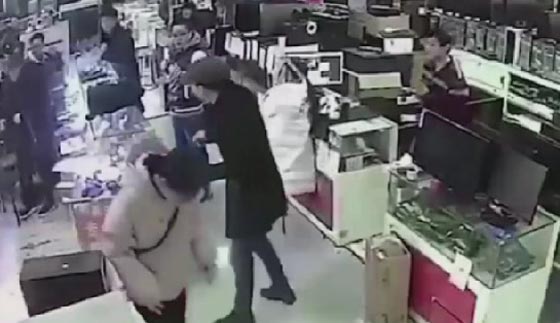 فيديو صادم.. عض بطارية الهاتف النقال فانفجرت على الفور صورة رقم 4