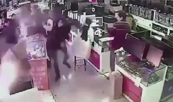 فيديو صادم.. عض بطارية الهاتف النقال فانفجرت على الفور صورة رقم 3