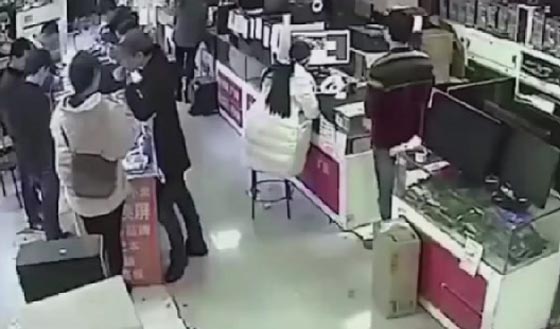 فيديو صادم.. عض بطارية الهاتف النقال فانفجرت على الفور صورة رقم 1