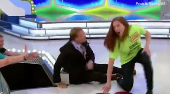 فيديو مضحك: من شدة حماسها رمت نفسها هلى المذيع لتحضنه فأسقطته أرضاً! صورة رقم 2