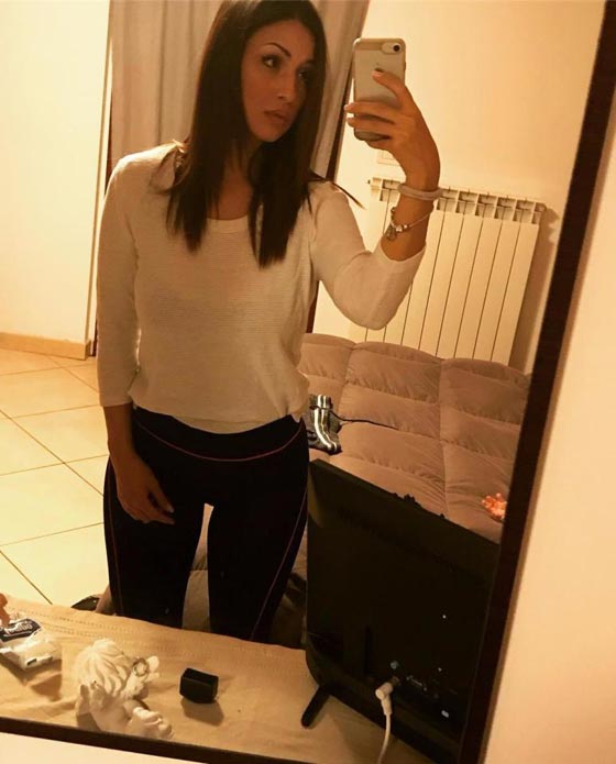 متسابقة في ملكة جمال إيطاليا تحمل ابنتها الرضيعة معها على المنصة صورة رقم 7