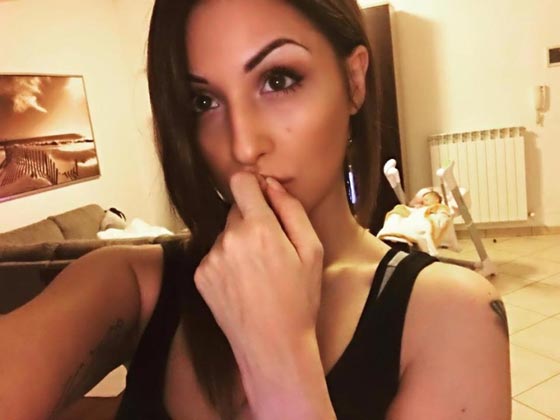 متسابقة في ملكة جمال إيطاليا تحمل ابنتها الرضيعة معها على المنصة صورة رقم 9