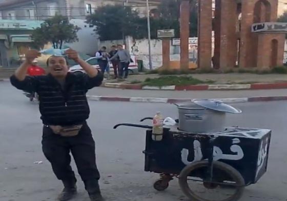 فيديو طريف: بائع فول تونسي يرقص في الشارع قرب عربية الفول لجذب الزبائن صورة رقم 1