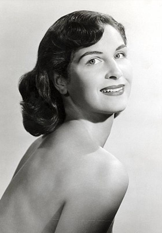 فيديو.. أكبر عارضة أزياء عمرها 89 عاماً صورة رقم 11 فيديو.. أكبر عارضة أزياء عمرها 89 عاماً صورة رقم 11